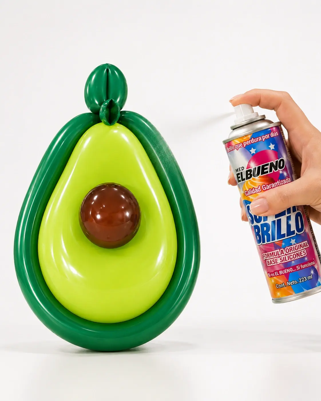 El aguacate de globos terminado, con su contorno verde y la semilla café.