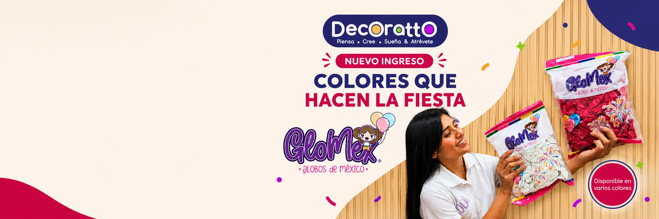 Grupo de profesionales de la decoración reunido frente a instalaciones con globos.