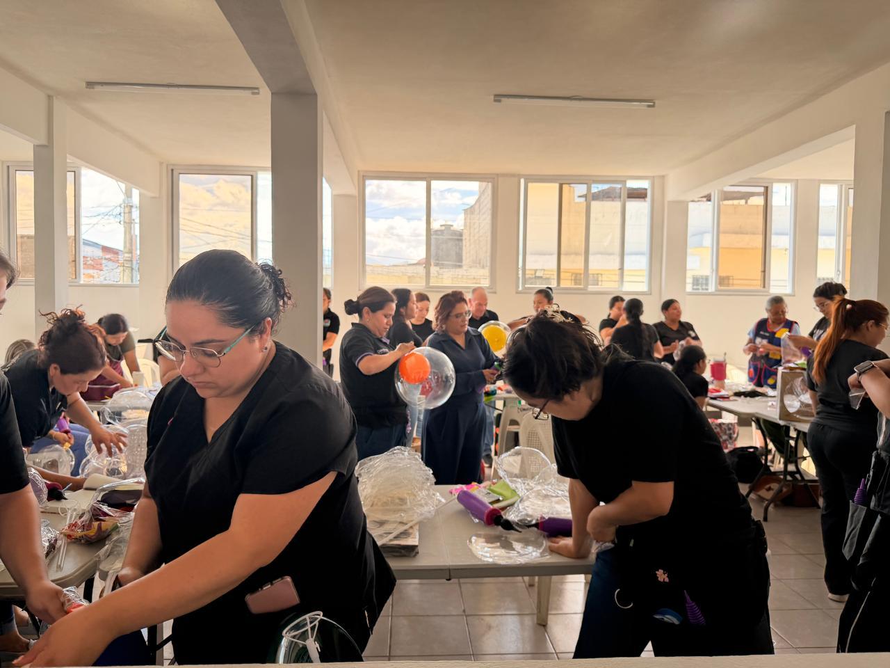 Mesas de trabajo con globos y empaques preparados para despachar.